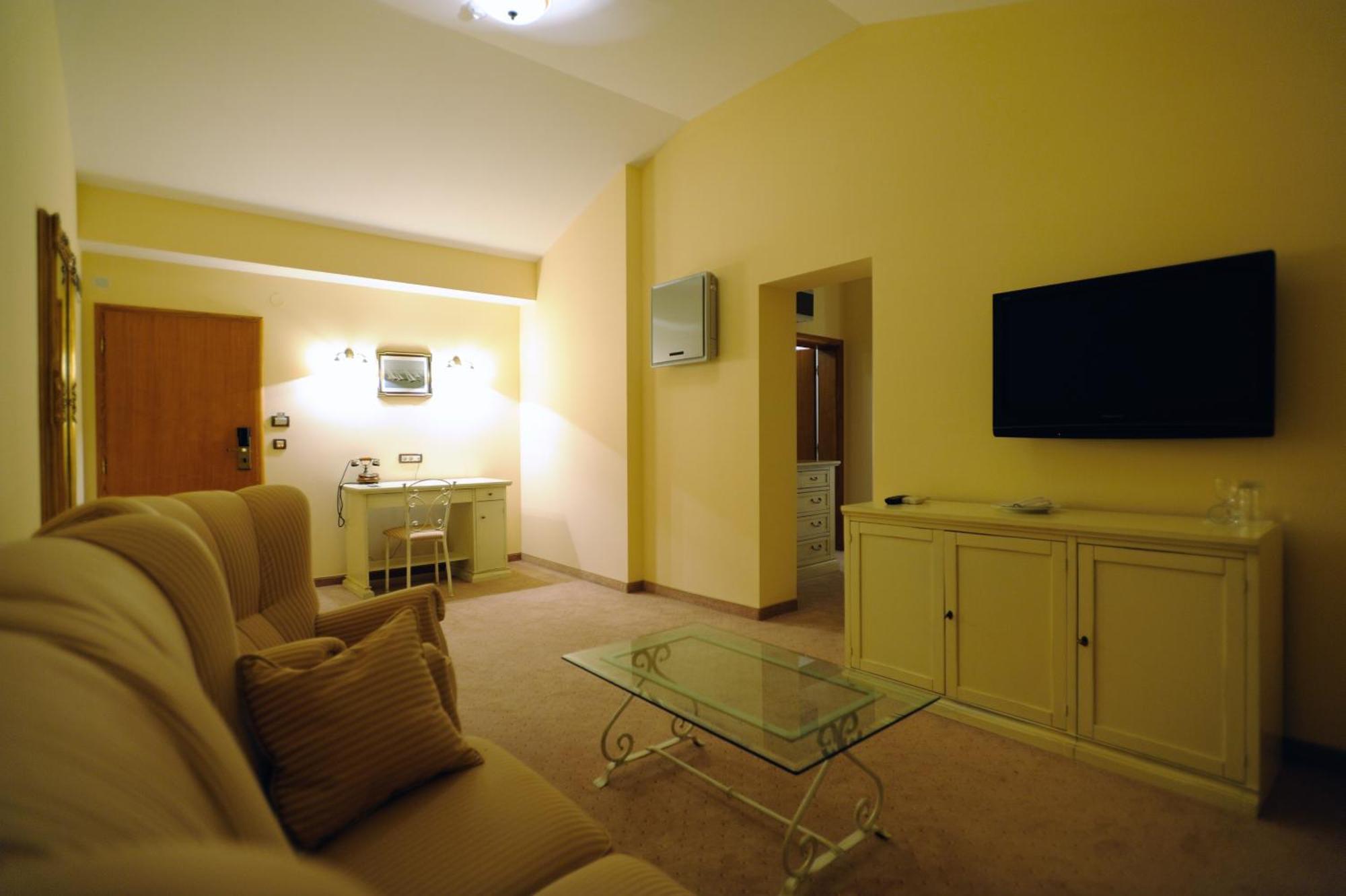 Hotel Solitudo Uble Exterior photo
