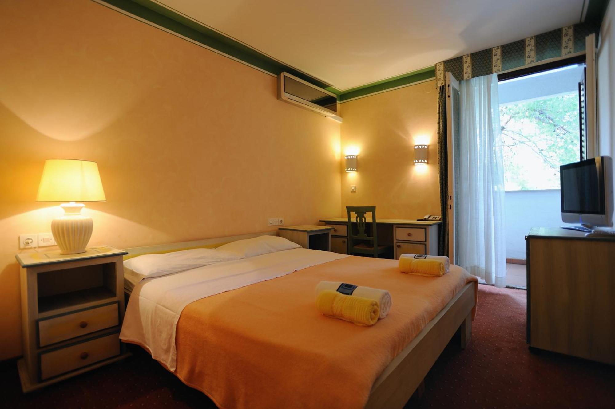 Hotel Solitudo Uble Exterior photo