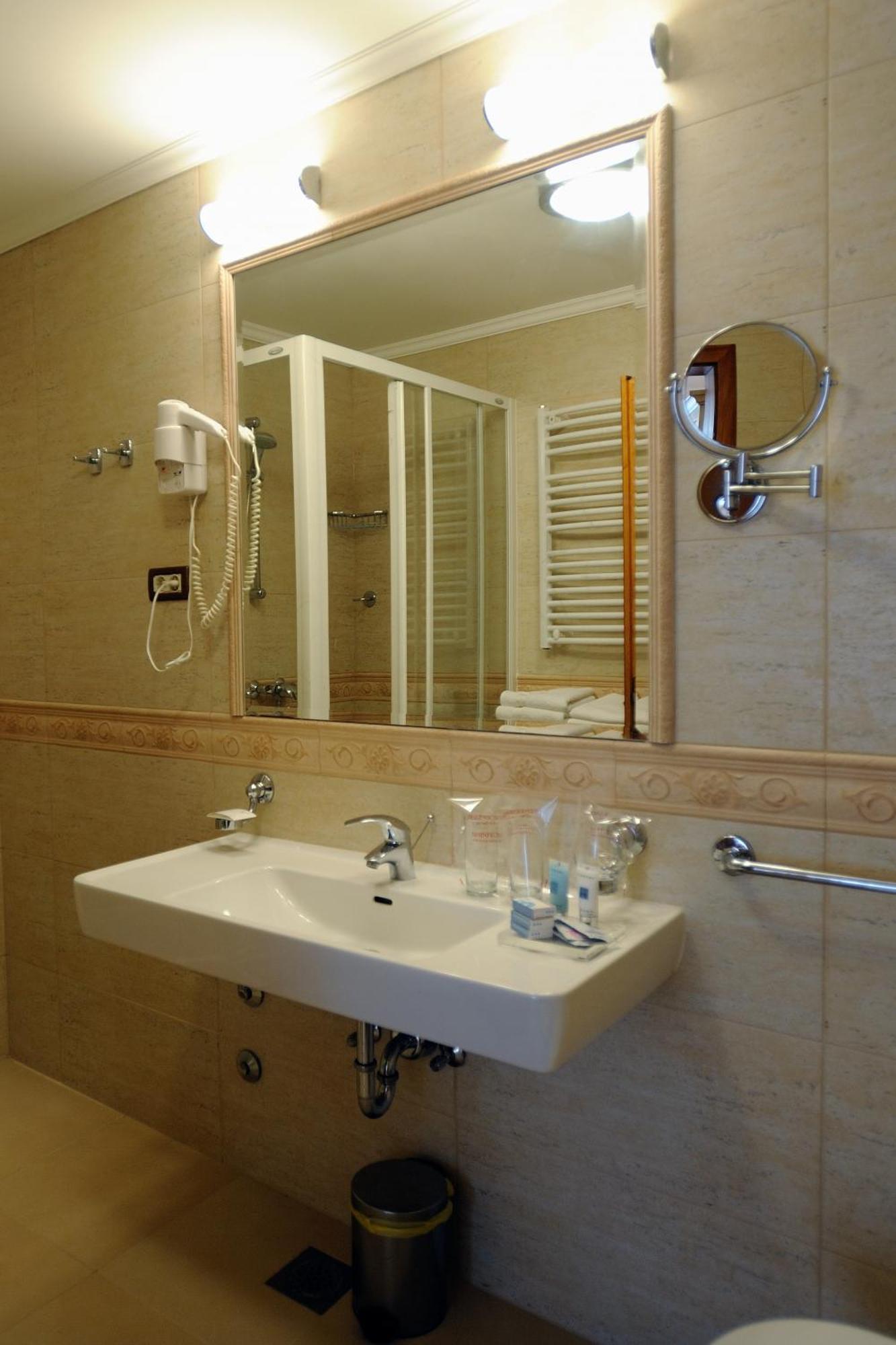 Hotel Solitudo Uble Exterior photo