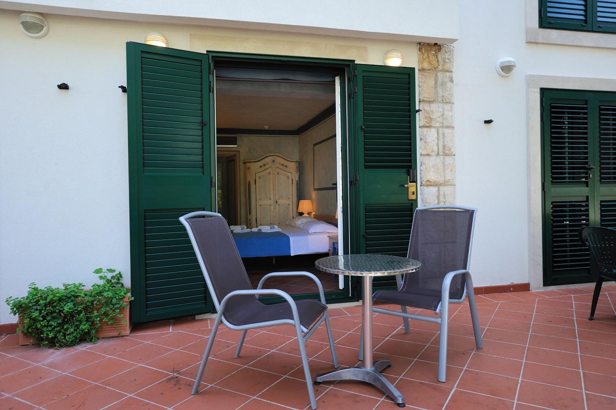 Hotel Solitudo Uble Exterior photo